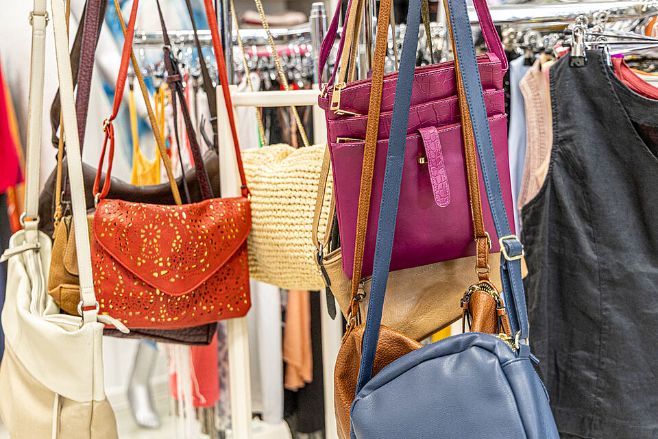 Handtaschen im DRK Kleiderladen Marburg