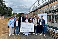 Vertreter des DRK-Kreisverbands Marburg-Gießen und der Stadt Pohlheim bei der Vertragsunterzeichnung für den Kita-Neubau