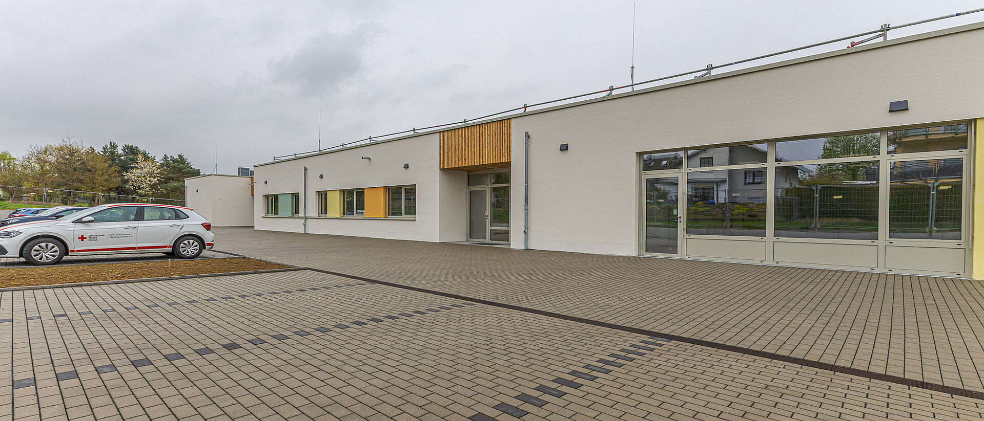 Außenansicht der DRK Kita in Pohlheim mit Parkplatz und Eingangsbereich