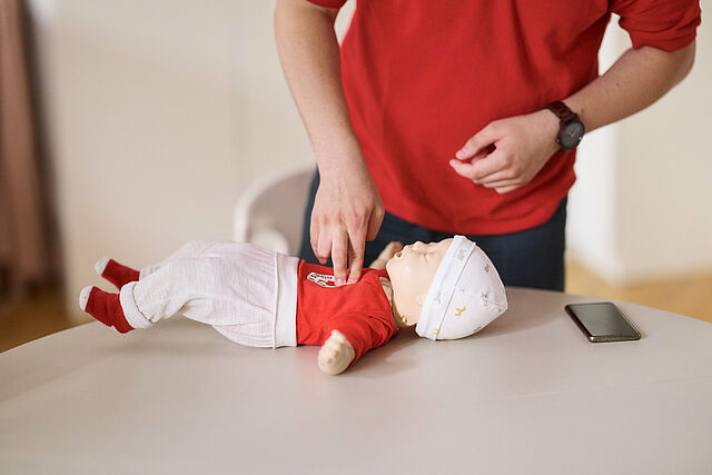 Demonstration der Wiederbelebung eines Säuglings an einer Übungspuppe