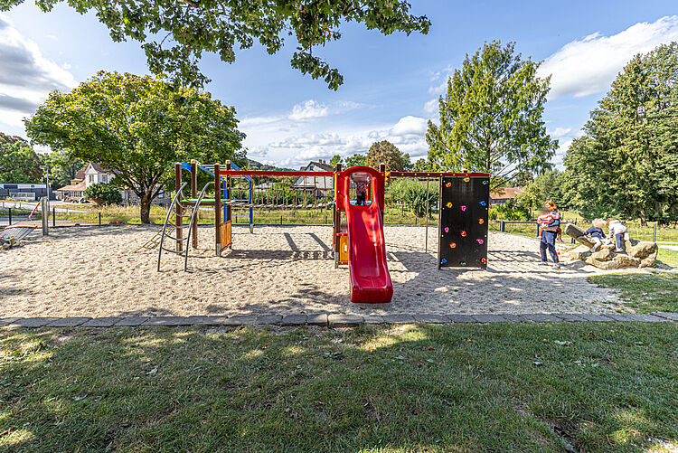 Klettergerüst mit Rutsche auf dem Spielplatz der DRK-Kita in Rabenau-Londorf