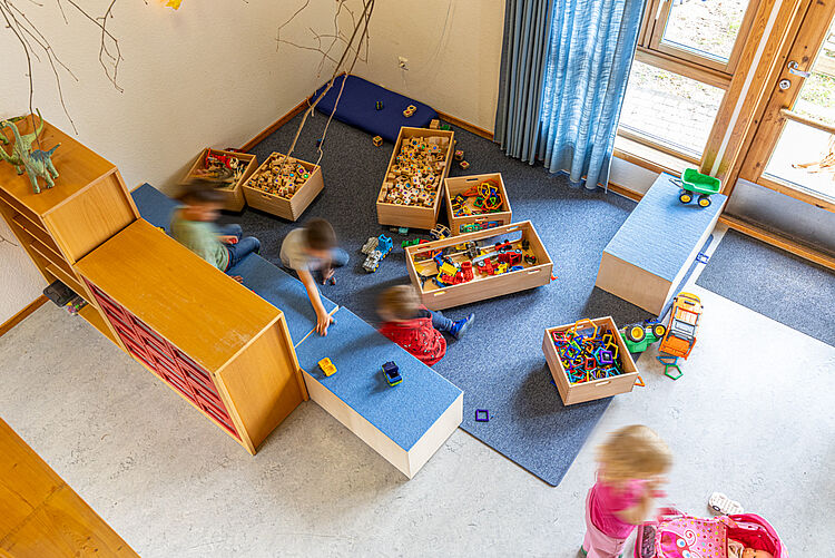 Kinder spielen mit Bausteinen im Gruppenraum der DRK-Kita Kunterbunt