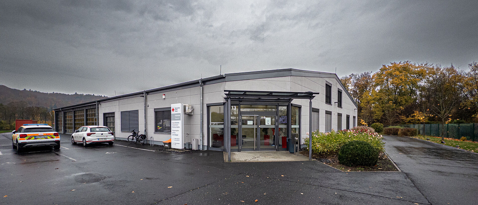 Bildungszentrum des Deutschen Roten Kreuzes in Marburg mit grünem Hauptgebäude und rotem Kreuz