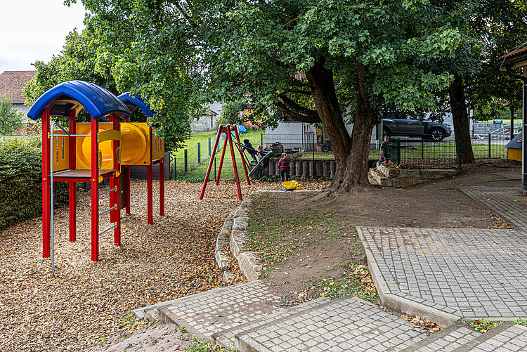 Spielturm und Schaukel im Garten der DRK-Kita Kunterbunt Rabenau-Rüddingshausen
