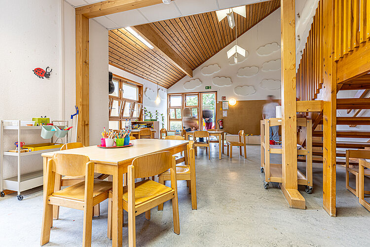 Basteltisch mit Stühlen und Kreativmaterial in der DRK-Kita Kunterbunt Rabenau-Rüddingshausen