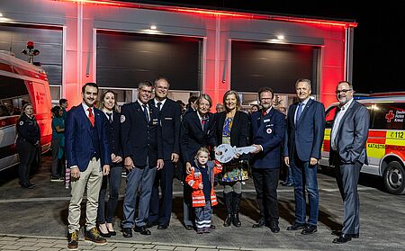 Vertreterinnen und Vertreter des DRK-Kreisverbands Marburg-Gießen, des Landkreises Gießen und Gäste bei der Einweihung des Katastrophenschutz-Stützpunkts in Lich