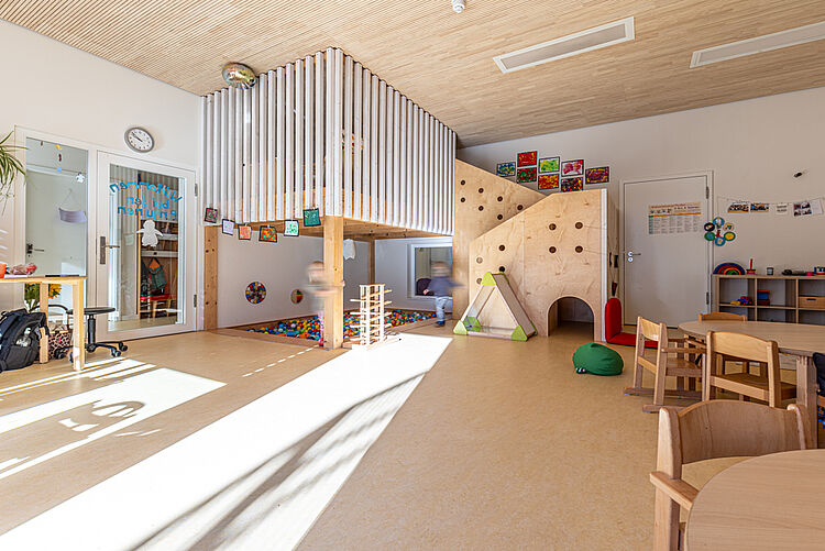 Heller Gruppenraum mit Kletterwand und Bällebad in der DRK-Kita „Henrys kleine Forscher“