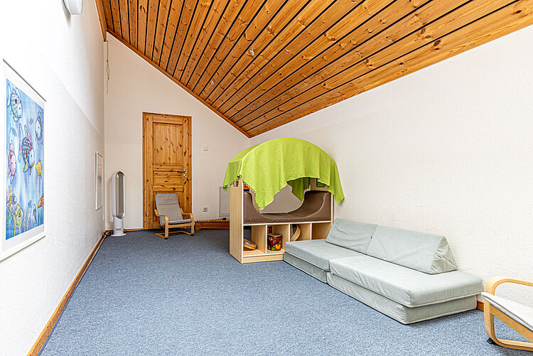 Kuschelecke mit Matten und Spielhöhle in der DRK-Kita Kunterbunt Rabenau-Rüddingshausen