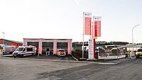 DRK-Gebäude in Lich mit Einsatzfahrzeugen und Fahnen des Deutschen Roten Kreuzes