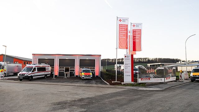DRK-Gebäude in Lich mit Einsatzfahrzeugen und Fahnen des Deutschen Roten Kreuzes