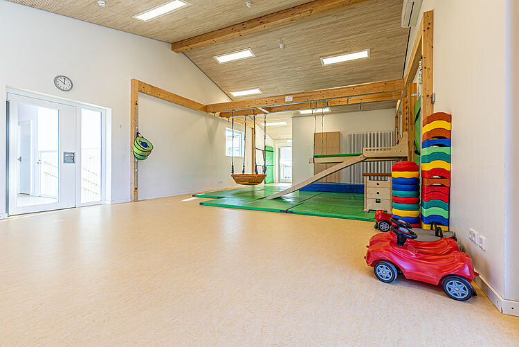 Bewegungsraum mit Schaukeln und Spielgeräten in der DRK-Kita Staufenberg-Daubringen