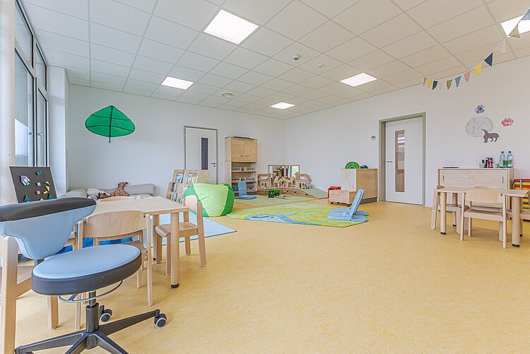 Spielraum mit Spielküche und Sitzbereich