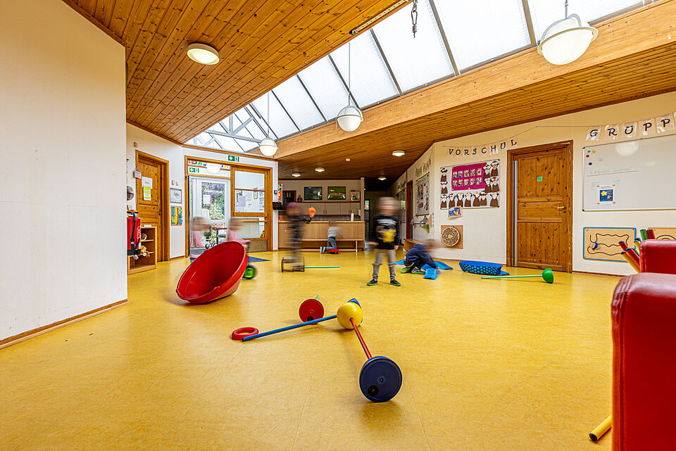 Vorschulkinder spielen und bewegen sich im Innenraum der DRK-Kita Kunterbunt