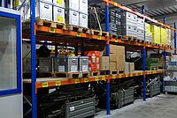 Regale mit Einsatzkisten, Kartons und Material im DRK Katastrophenschutz-Zentrallager