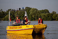 Ehrenamtliche der DRK Wasserwacht Gießen auf einem gelben Rettungsboot