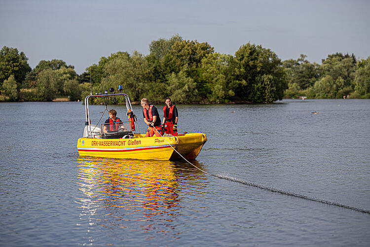 DRK Wasserwacht Gießen zieht bei einer Übung ein Seil über den See