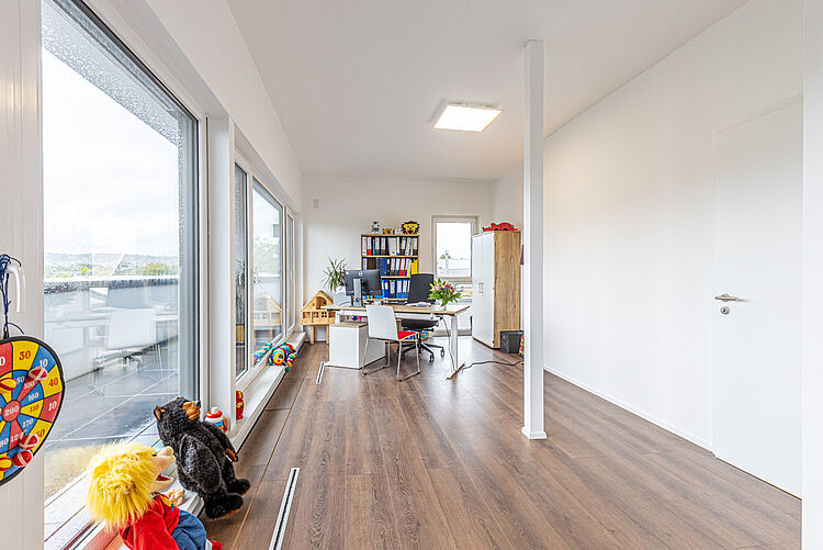 Logopädie-Raum mit Spielmaterialien für Kinder