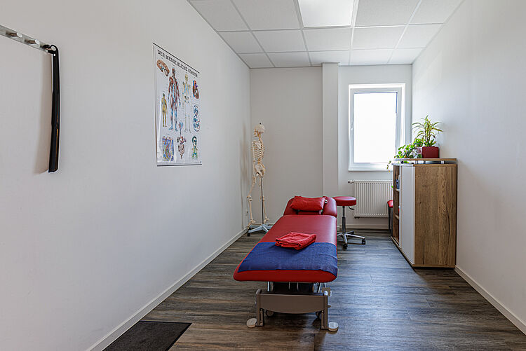 Behandlungsraum mit Fenster und moderner Liege im DRK-Therapiezentrum Stadtallendorf