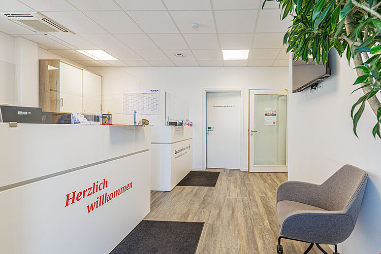 Blick auf den Empfang und Wartebereich des DRK-Therapiezentrums Stadtallendorf