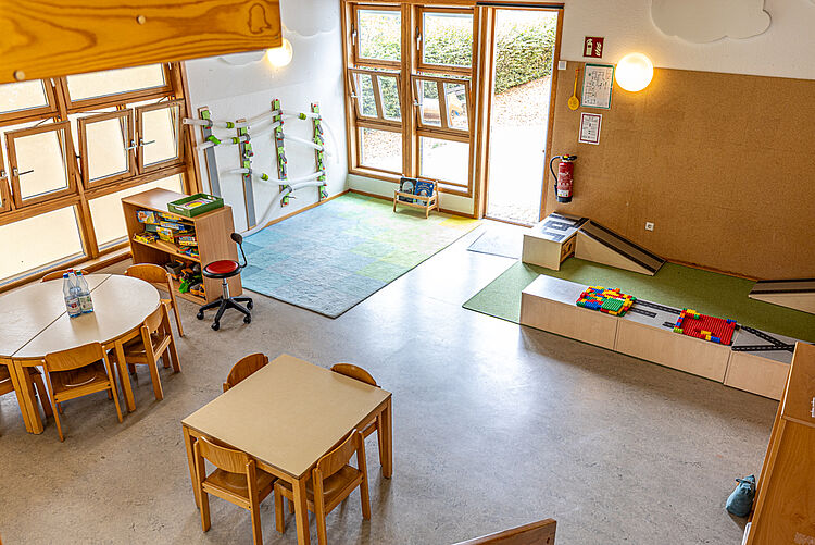 Übersicht über Gruppenraum mit Spiel- und Bastelbereich der DRK-Kita Kunterbunt