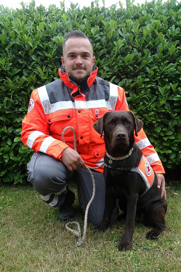 DRK_Rettungshunde_Johannes_mit_Elsa