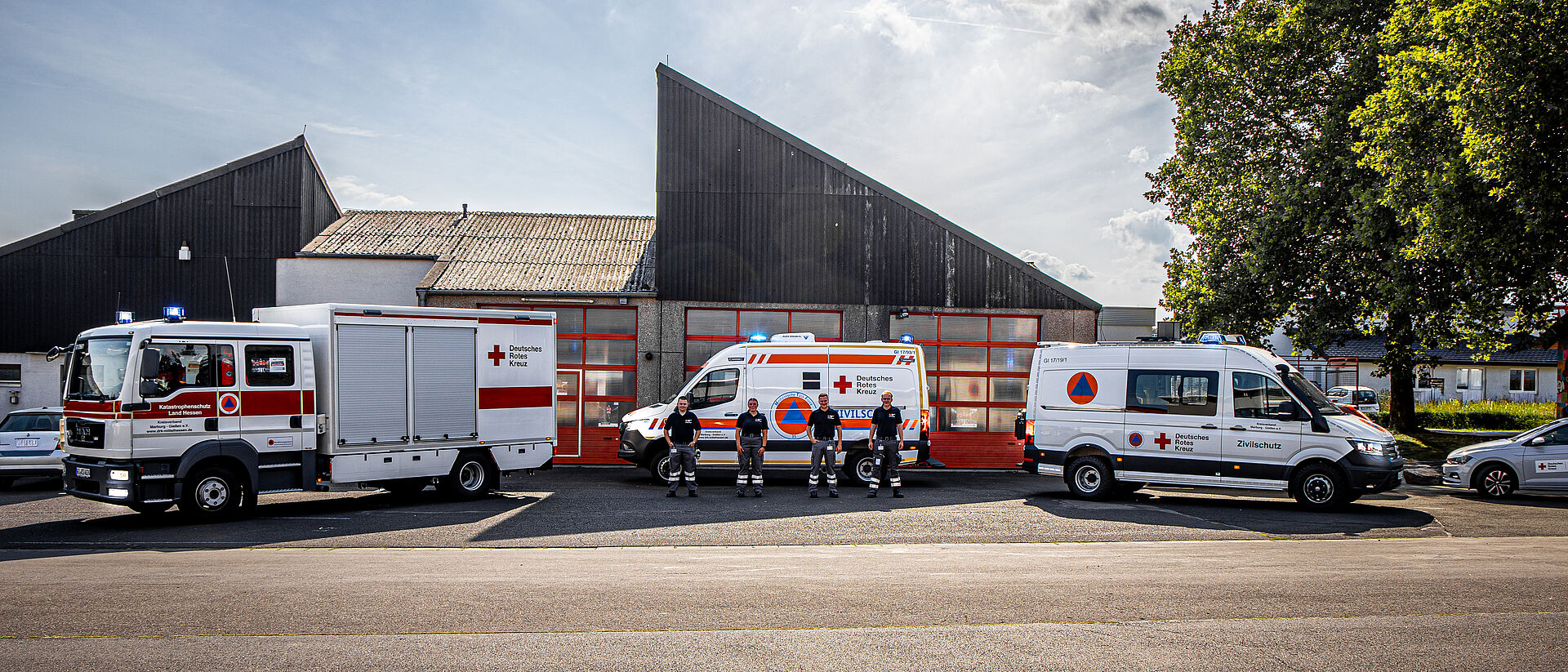 DRK Bereitschaft Staufenberg vor der Fahrzeughalle