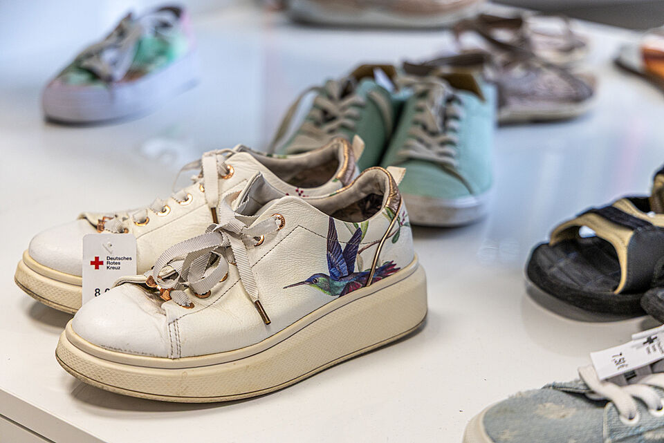 Sneaker mit Vogelmotiv im DRK Kleiderladen Marburg
