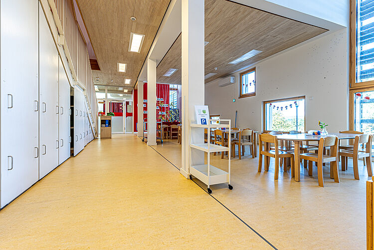 Heller Gruppenraum mit Tischen und Stühlen in der DRK-Kita „Henrys kleine Forscher“
