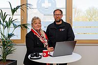 Zwei Pflegefachkräfte des DRK Mittelhessen bei der digitalen Pflegeberatung per Laptop