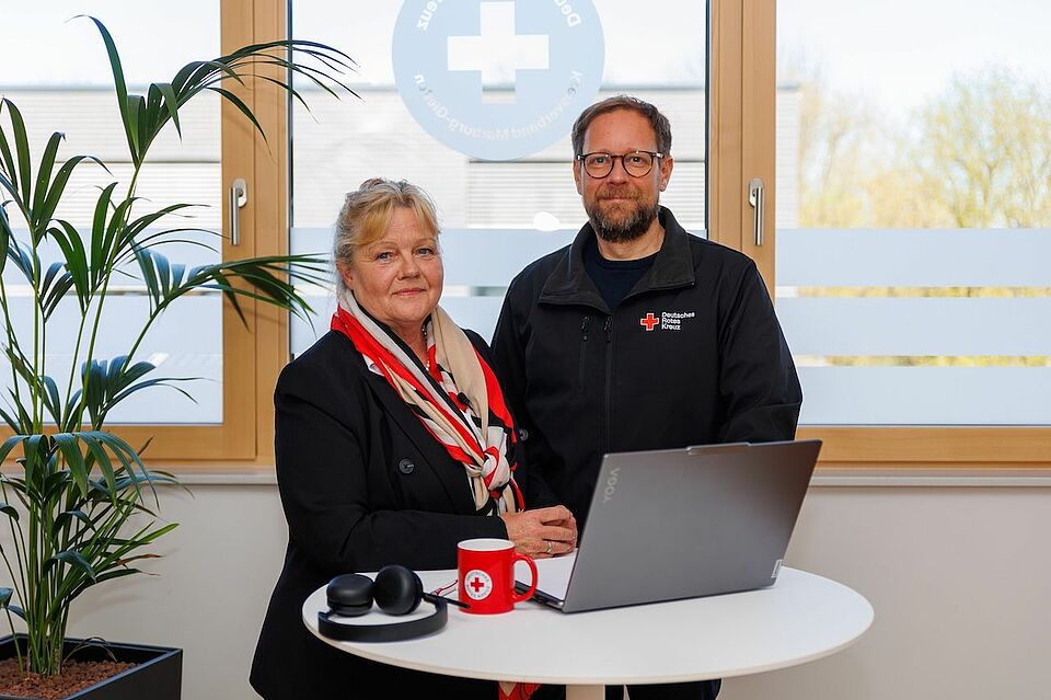 Online-Pflegeberatung beim DRK Mittelhessen – Digitale Unterstützung im Pflegealltag Zwei Pflegefachkräfte des DRK Mittelhessen bei der digitalen Pflegeberatung per Laptop