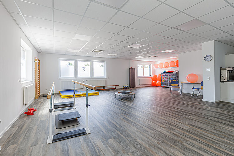 Großer Bewegungsraum mit Trainingsgeräten und Gymnastikbällen im DRK-Therapiezentrum Stadtallendorf