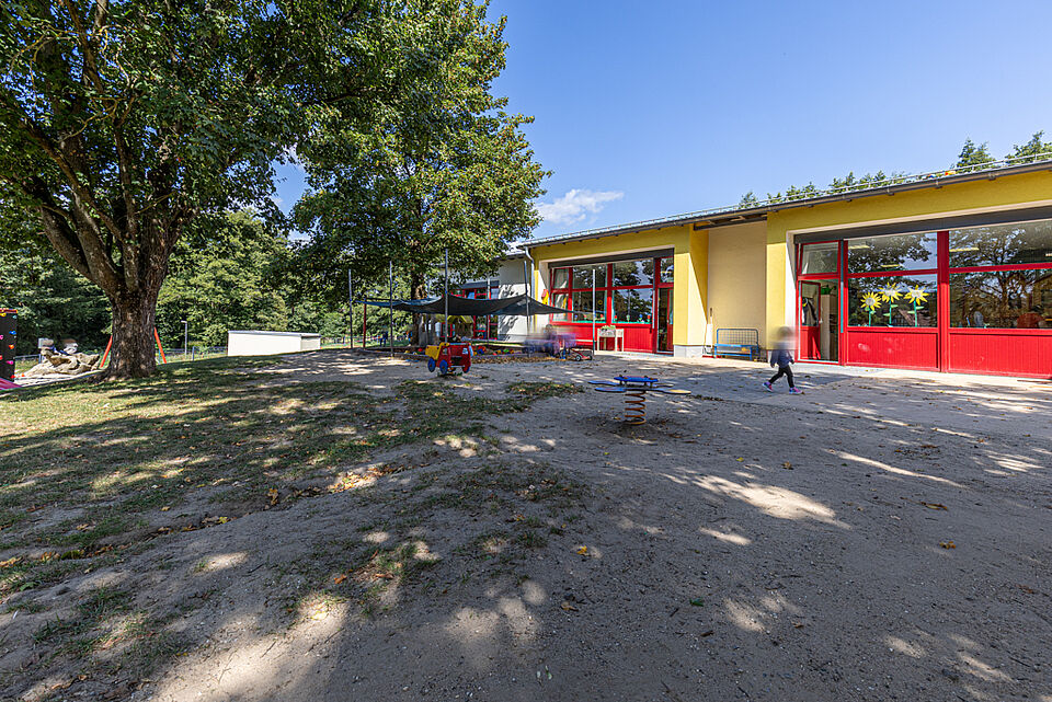 Blick auf den Garten und Spielbereich hinter der Kita