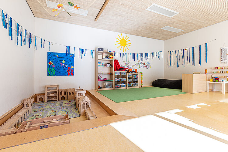 Spielecke mit Holzspielzeug und Bastelbereich in der DRK-Kita Staufenberg-Daubringen