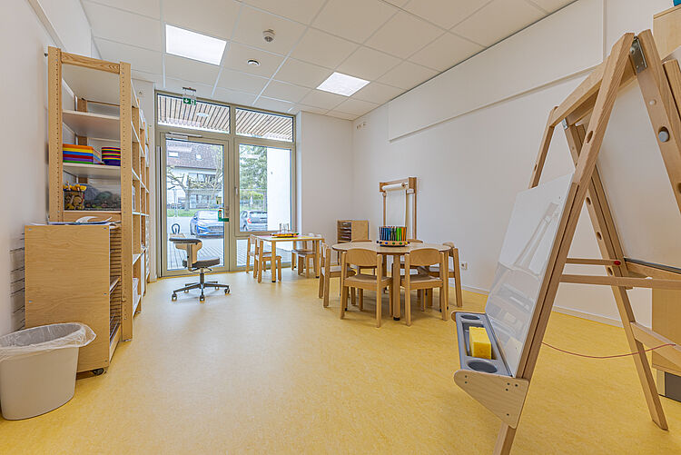 Kreativraum mit Staffelei und Tischen