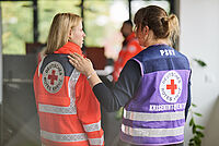 PSNV-Helferin des DRK spricht mit einer Einsatzkraft und bietet Unterstützung an