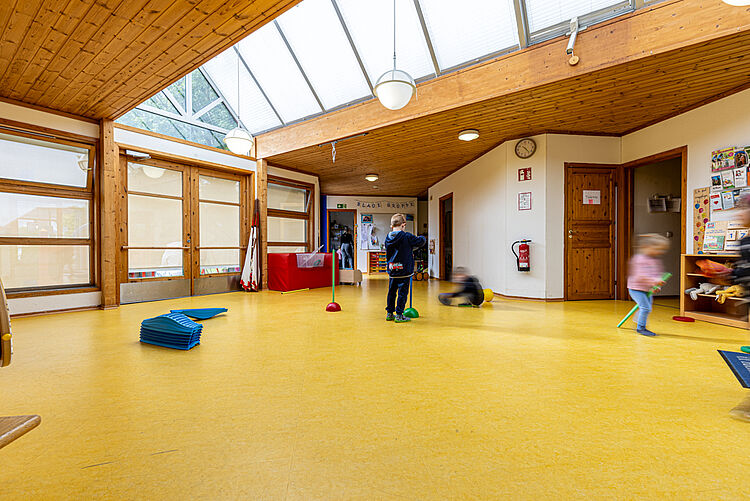 Kinder spielen im Bewegungsraum der DRK-Kita Kunterbunt in Rabenau-Rüddingshausen