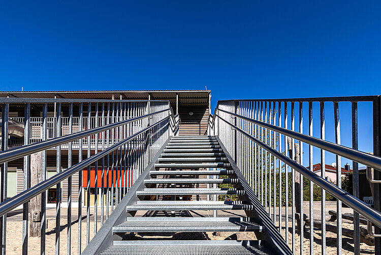 Treppe zum oberen Stockwerk der DRK-Kita „Henrys kleine Forscher“