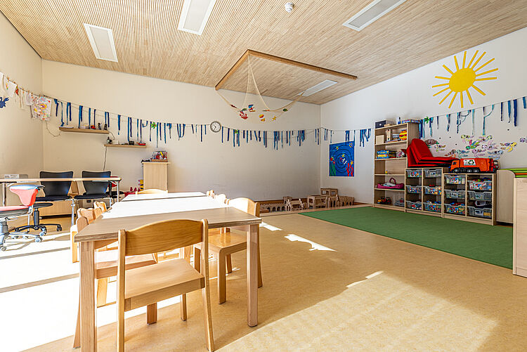 Gruppenraum mit Bastelmaterialien und Wanddekoration in der DRK-Kita Daubringen