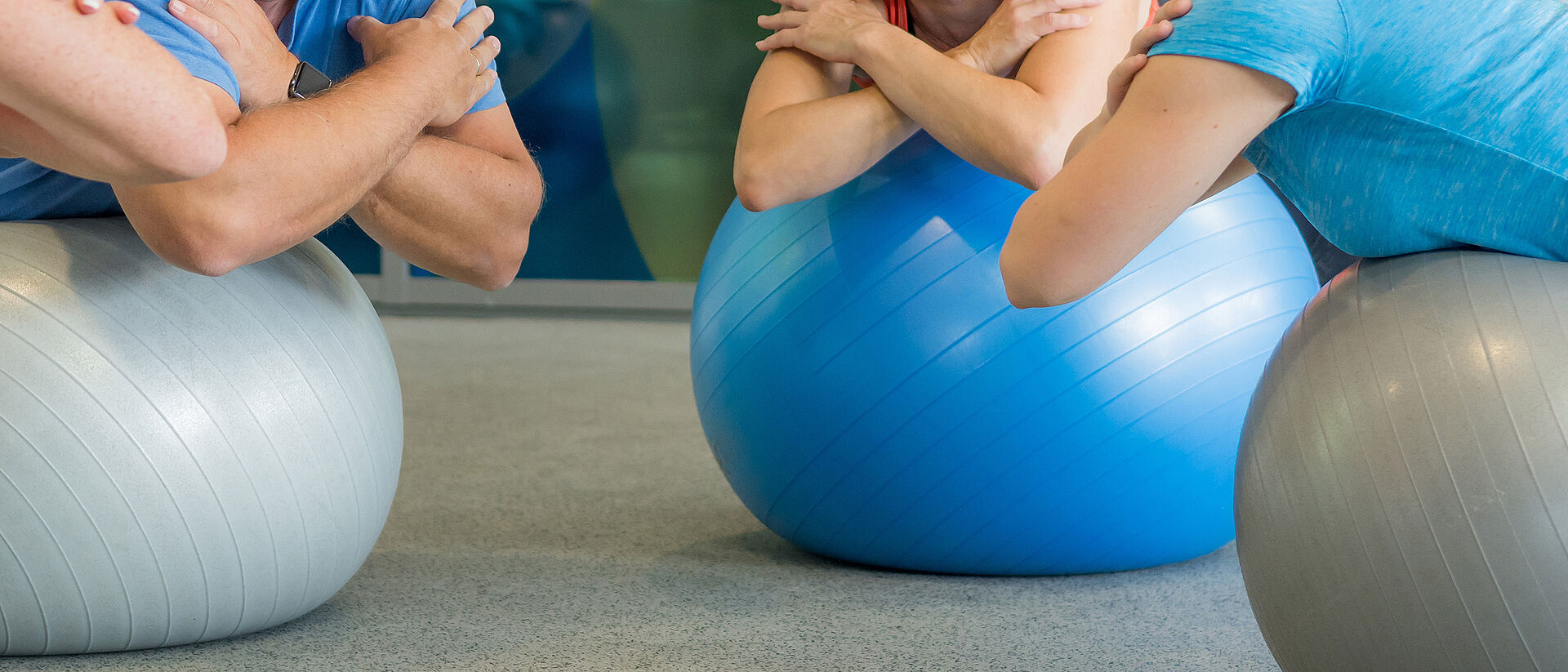 Teilnehmende beim Wirbelsäulentraining auf Gymnastikbällen in der DRK-Therapiepraxis
