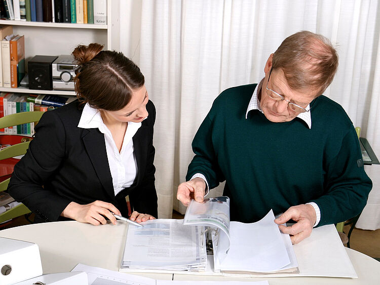 DRK Beratungsgespräch zwischen älterem Mann und Beraterin