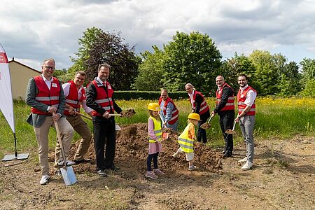 Vertreter des DRK-Kreisverbands Marburg-Gießen, der Stadt Lich und Kinder beim symbolischen Spatenstich für die neue Kita