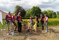 Vertreter des DRK-Kreisverbands Marburg-Gießen, der Stadt Lich und Kinder beim symbolischen Spatenstich für die neue Kita