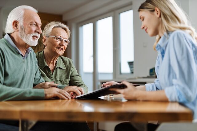 Älteres Paar bei persönlicher Beratungsgespräch mit Fachberaterin