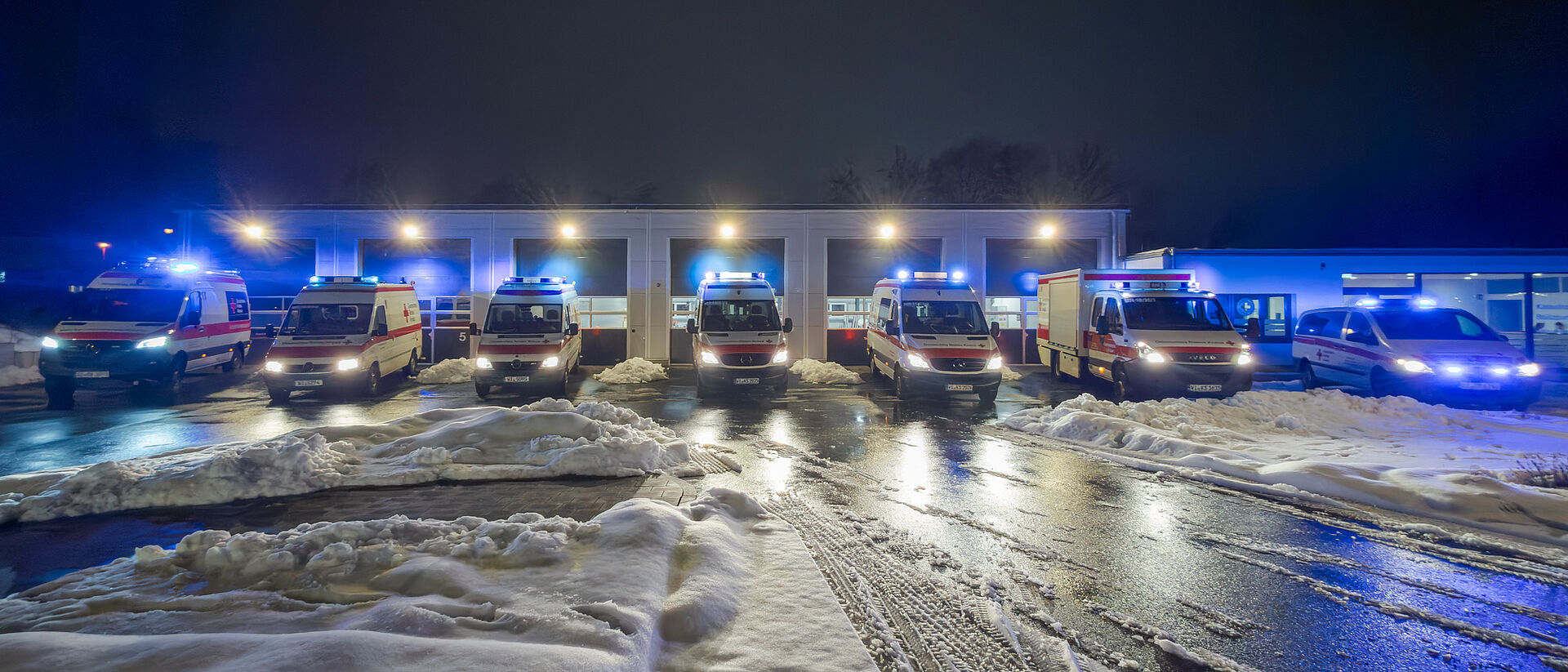 Einsatzfahrzeuge der DRK Bereitschaft Stadtallendorf bei Nacht
