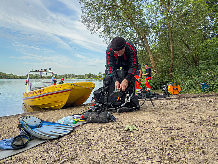 Taucher der DRK Wasserwacht rüsten sich für den Übungseinsatz aus