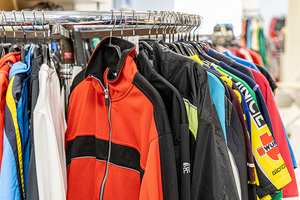 Sportjacken auf Kleiderstange im DRK Kleiderladen Marburg