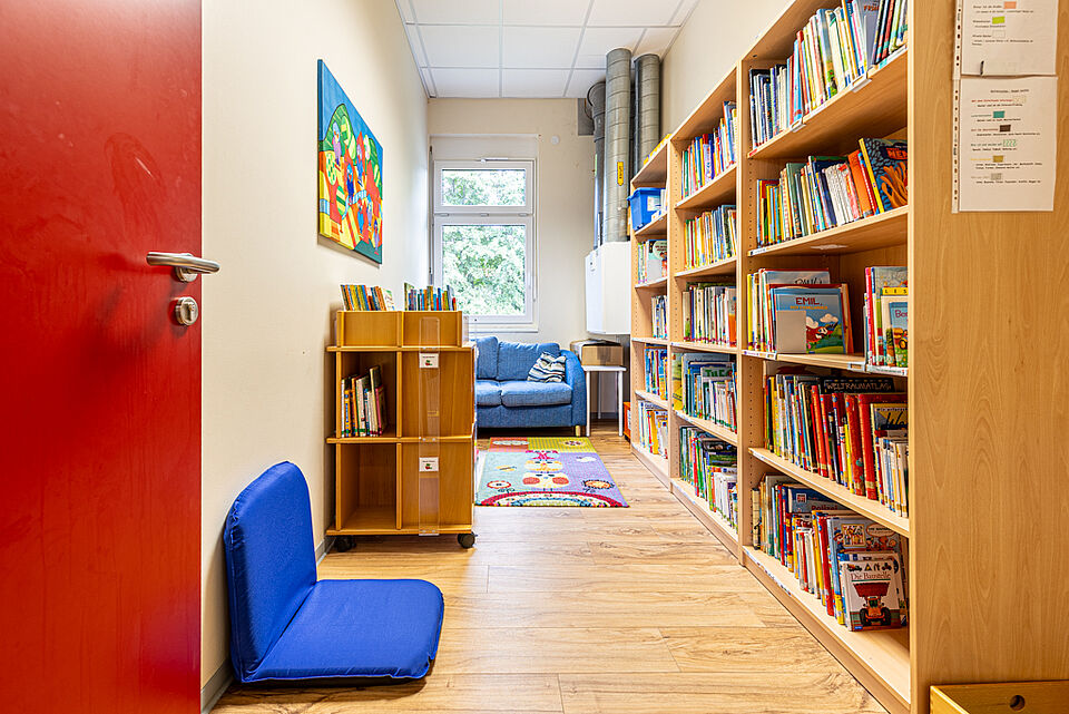 Bücherregale und Leseecke in der Kinderbibliothek der DRK-Kita „Rabennest“