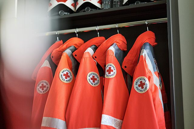 DRK-Jacken und Helme ordentlich in Spind aufgehängt