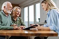 Älteres Paar bei persönlicher Beratungsgespräch mit Fachberaterin