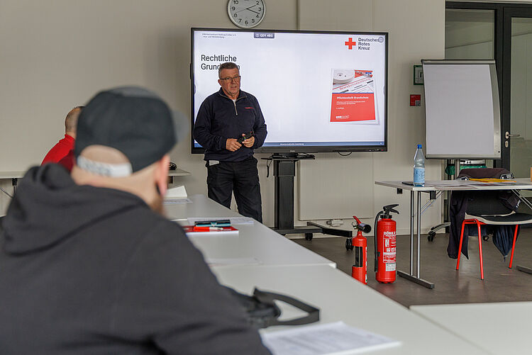 Teilnehmer sitzen im Schulungsraum während eines Brandschutzhelfer Lehrgangs beim DRK in Mittelhessen